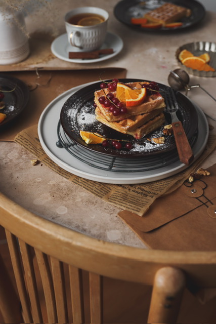 gofry leżące na talerzu, stół jest zastawiony do rodzinnego śniadania, fotografia kulinarna pyszny kadr kinga ciszewska