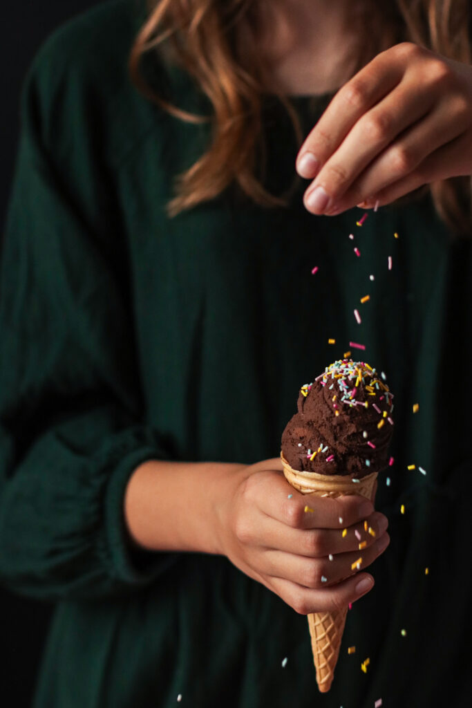 Lody czekoladowe w rożku z posypką - fotografia kulinarna.