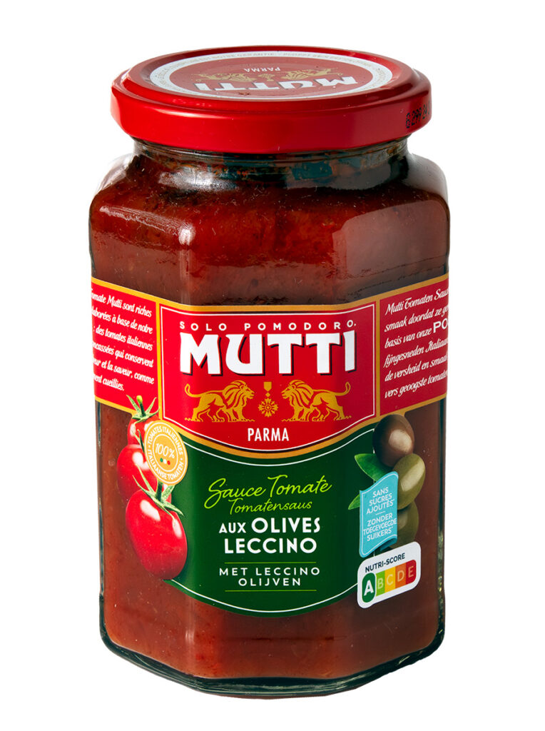 Słoik sosu pomidorowego Mutti z oliwkami - packshot na białym tle