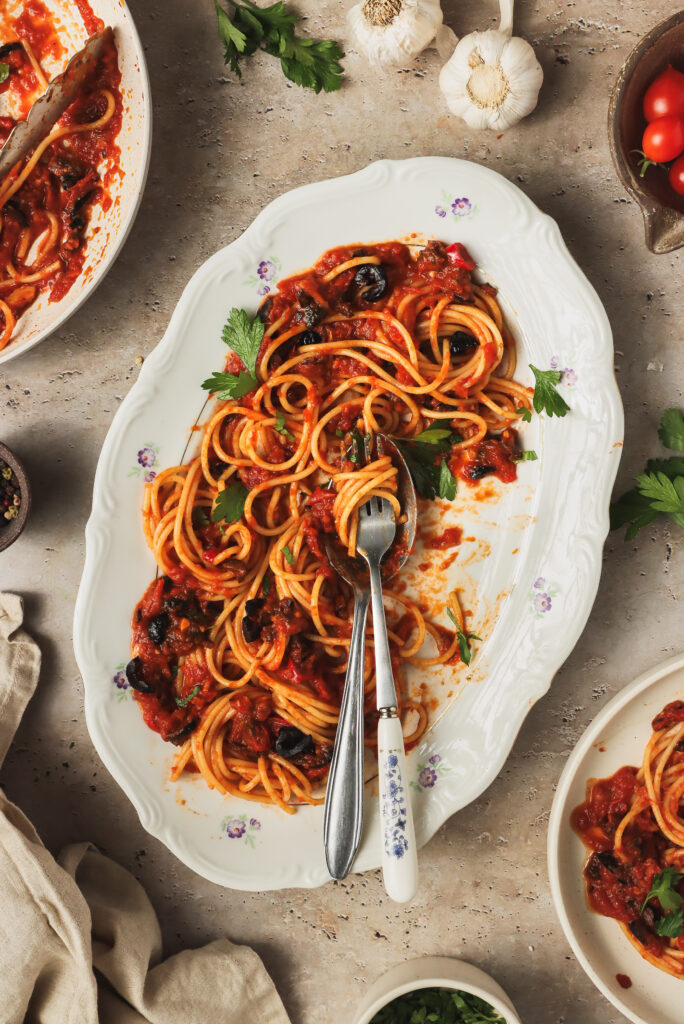 Spaghetti alla puttanesca - fotografia kulinarna makaronu