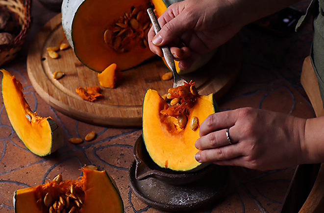 fotografia lifestyle przedstawiająca jesienną scenke i krojenie dyni