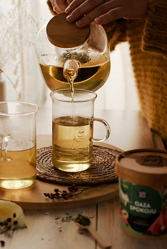 fotografia lifestyle pokazująca proces parzenia herbaty oaza spokoju