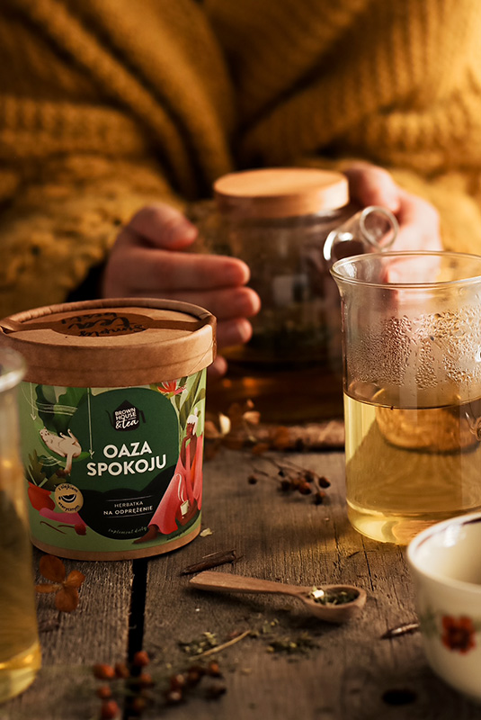 fotografia lifestyle przedstawiająca scenę z jesienna herbatą oaza spokoju