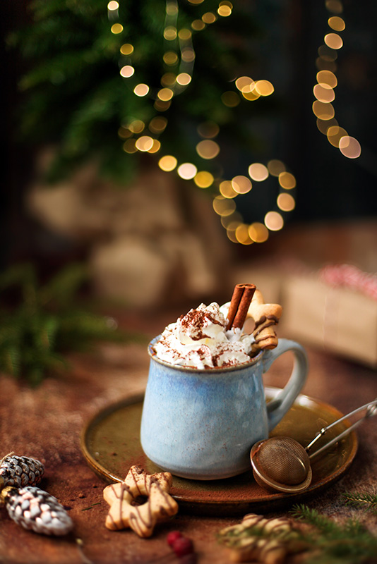 Świąteczne zdjęcia produktowe - kubek gorącej czekolady