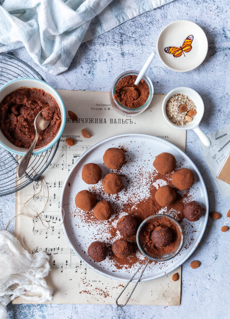 akcesoria do fotografii kulinarnej, które masz w domu - talerze, kratki do studzenia ciasta, sitka, miseczki