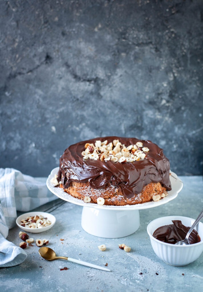 akcesoria do fotografii kulinarnej takie jak talerze, miski, łyżeczki