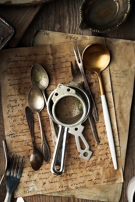 akcesoria do fotografii kulinarnej- metalowe sztućce, czyli łyżki, widelce, sitka, noże