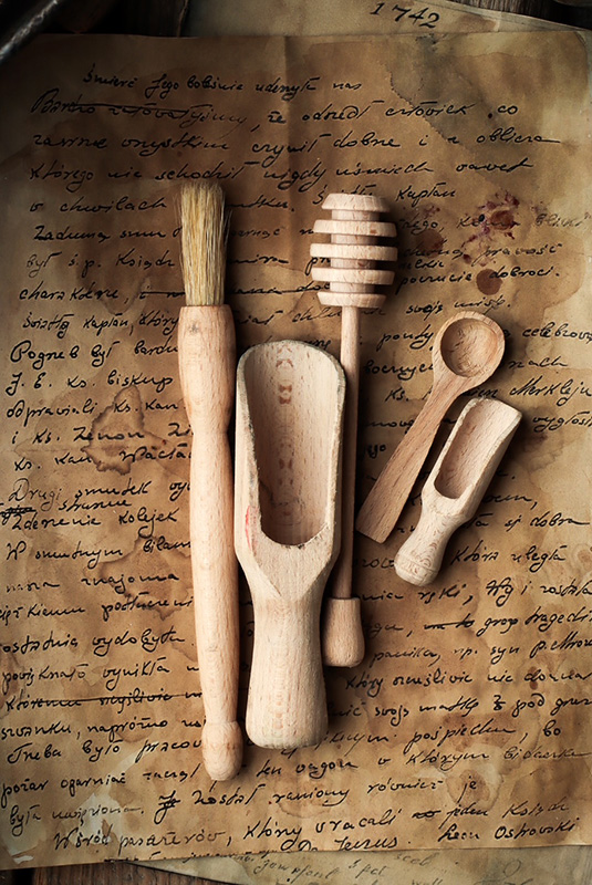 drewniane akcesoria kuchenne, które są świetne do fotografii kulinarnej