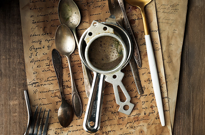 akcesoria do zdjęć kulinarnych - sztućce w stylu vintage ułożone na starych kartkach papieru