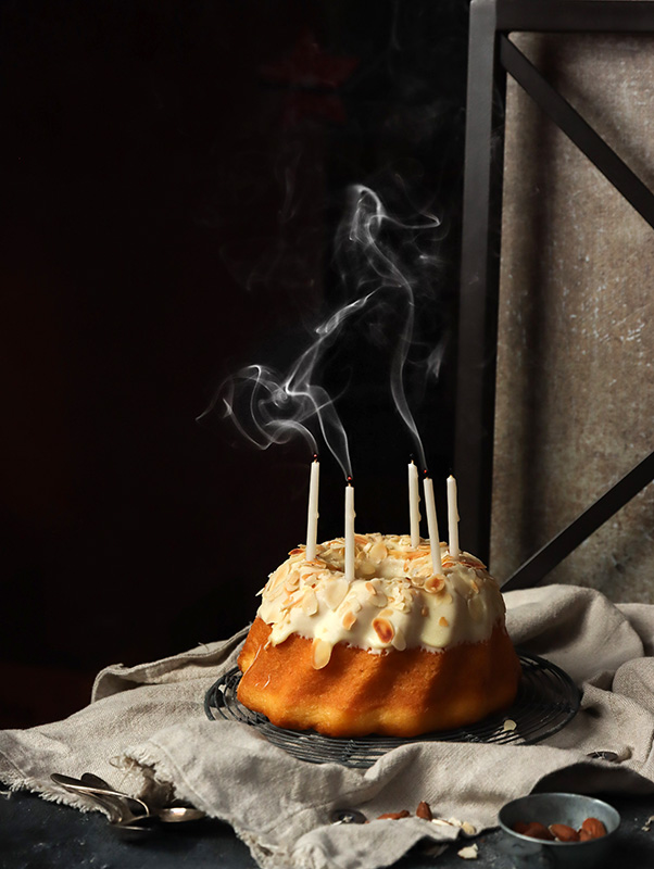 zdjecie ciasta ze świecami i dymem jako przykład fotografii z długim czasem naświetlania