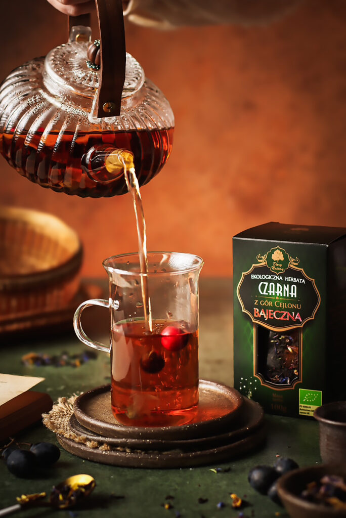 nalewanie herbaty do szklanki