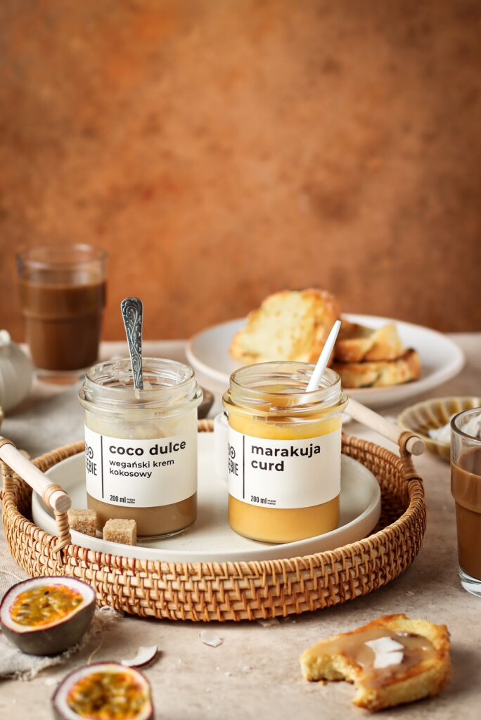 scena śniadaniowa z kremami do smarowania pieczywa