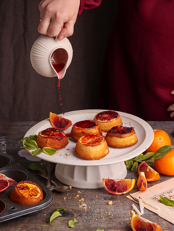 talerz z babeczkami, polewanymi syropem z zamrożonym ruchem, jest to przykład krótkiego czasu naświetlania