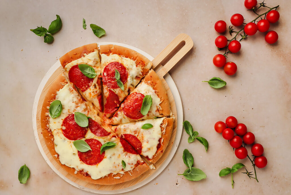pizza pepperoni z pomidorami i bazylią jako przykład zdjęcia potraw do aplikacji do zamawiania jedzenia