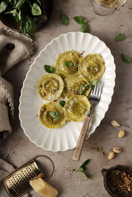 włoskie ravioli z parmezanem i bazylią