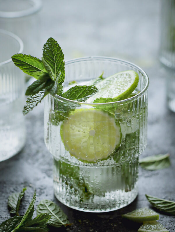 mohito, drink na upały, napój z miętą i limonka, fotografia kulinarna lublin, pyszny kadr, fotograf kulinarny kinga ciszewska