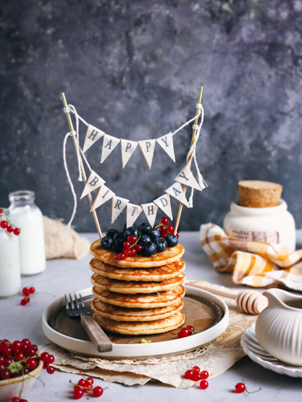 Stos pancakes z owocami leśnymi - fotografia kulinarna.