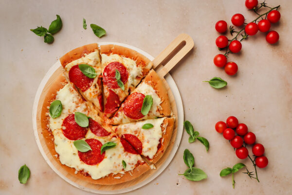 pizza pepperoni z pomidorami i bazylią